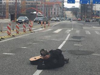 FOTO Kolaps premávky v Bratislave, kuriózny prípad na ceste: Opilec vyvolal dopravný chaos