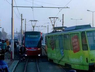 Vykoľajená električka spôsobila dopravný chaos v bratislavskej Rači