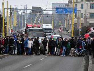 FOTO + VIDEO Protest v Prešove: Ľudia pol hodiny blokovali rušnú štvorprúdovú cestu