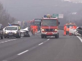 FOTO Brutálna čelná zrážka na D1 pri Trenčíne: Karol   vošiel do protismeru, fatálny náraz