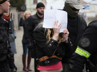 Rozhodnuté! FOTO Takto vzali Slovenku  , ktorá pomočila a spálila korán, do väzby