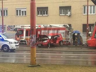 FOTO Vážne nehody v Bratislave: Zrážky s električkou a autobusom MHD, vodič zakliesnený vo vraku