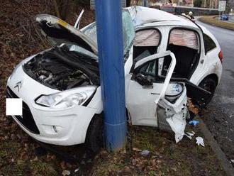 FOTO Dopravná nehoda vo Zvolene: Mladá vodička sa vážne zranila, narazila do stĺpa