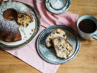 Hrníčková bábovka s kokosem a čokoládou. Tenhle recept budete milovat