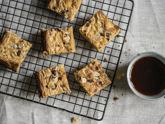 Blondies: Upečte si brownies z bílé čokolády s lískovými ořechy