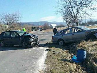 Vážna dopravná nehoda: Pri čelnej zrážke automobilov sa zranili dvaja ľudia