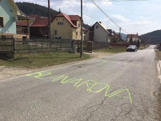 FOTO Dedinčania na Orave sú zo stavu cesty zúfalí: Spravodlivosť zobrali do vlastných rúk