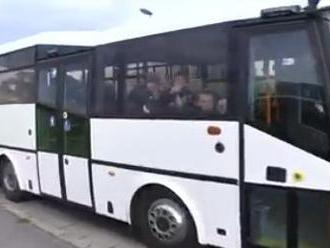 Hrôza v nitrianskom školskom autobuse: Šoféra musí pred rómskymi žiakmi chrániť SBS-kár!