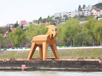 FOTO obrovského monštra na Dunaji pobavilo turistov: Bratislavský trójsky kôň!