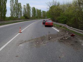 V Leviciach vyčíňal vodič pod vplyvom alkoholu: FOTO Narazil do zvodidiel