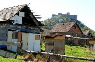 Nešťastie v rómskej osade: Dvojročného chlapca našli utopeného v jame