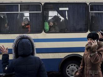 V Podbrezovej sa takmer stala tragédia: Žena   spadla pod cúvajúci autobus