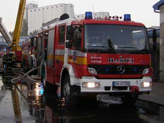 Fajčenie spôsobilo požiar rodinného domu: Hasiči na mieste našli jednu mŕtvu osobu