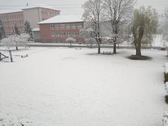 PRÁVE TERAZ Zima útočí na Slovensko: FOTO Kalamita, sneh, poľadovica a výstrahy v týchto okresoch