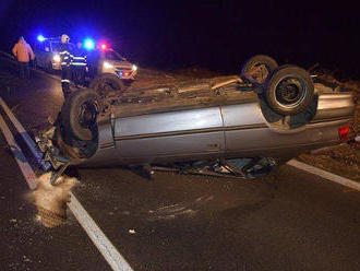 Auto s matkou a deťmi skončilo na streche: Dievčatko   vážne zranené, ratoval ho vrtuľník