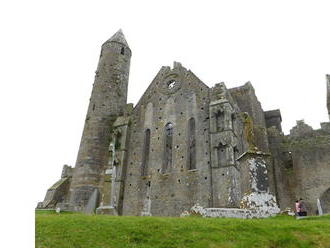 Za vznikem monumentu Rock of Cashel prý stál ďábel, za zánikem vojáci