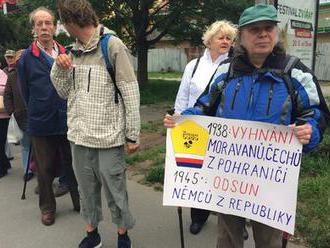 Pouť smíření v Brně nesmířila: Podle demonstrantů se podbízela Němcům