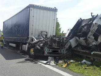 Dvě nehody kamionů uzavřely dálnici D1: Na místo letěl vrtulník