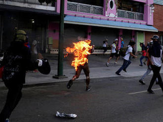 Mladíka na demonstraci zapálili. Dalšího ve Venezuele policisté zastřelili