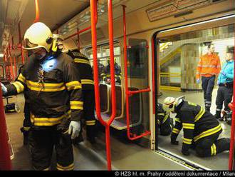 Metro C stojí kvůli pádu osoby do kolejiště: Na místě zasahuje policie a záchranka