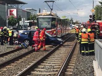 Nehoda na Vypichu zastavila provoz tramvají: Řidiče museli vystříhávat hasiči