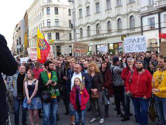 V Brně se demonstrovalo proti Babišovi se Zemanem: Lidé se modlili na náměstí