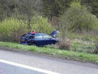 Řidič na Plzeňsku vylétl ze silnice: Pod převráceným autem zemřel