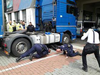 Kontroly v Hatích důkladně prokleply náklaďáky: Rumun se vykoupil stotisícovou kaucí!