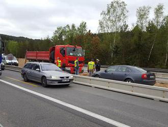 Couvající náklaďák na dálnici přejel dělníka: Řidič ho přehlédl