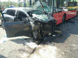 PRÁVE TERAZ Hrozivo vyzerajúce nehody v Bratislave na FOTO: Zranení v autobuse, auto na streche