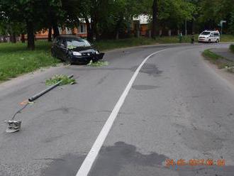 FOTO Dopravná nehoda v Nových Zámkoch: Opitý vodič narazil do stĺpa, mal takmer tri promile