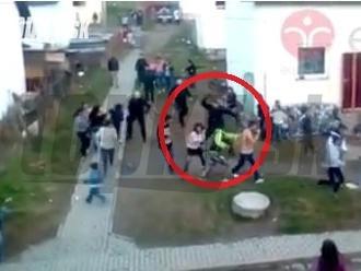 Uniklo VIDEO policajnej brutality z osady na východe Slovenska: Razia, schytali to aj deti