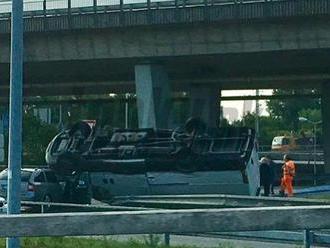 PRÁVE TERAZ Vážna nehoda pod Prístavným mostom: FOTO Zrážka štyroch áut, dodávka na streche