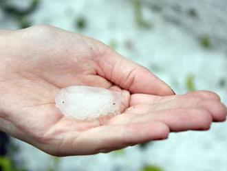 Meteorológovia varujú, zajtra sa pripravte na búrky s krúpami!