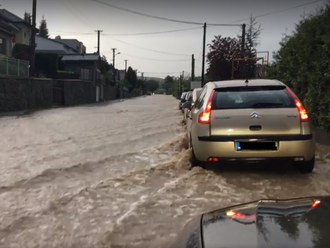 Meteorológovia upozorňujú na silné búrky: VIDEO Východ Slovenska zaplavila voda!