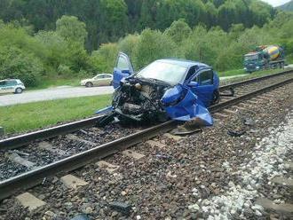 FOTO Pri Ružomberku sa zrazilo auto s vlakom: Doprava je tu prerušená, meškať budú viaceré vlaky