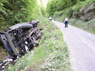 FOTO z hrôzostrašnej nehody vojakov: Tatrovka sa prevrátila kvôli cyklistovi, skončila v potoku