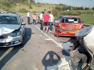 FOTO Hromadná nehoda v Spišskej Novej Vsi: Zrazilo sa šesť áut, päť zranených