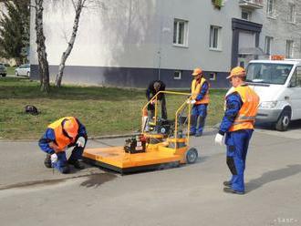 V meste Handlová začali s opravou výtlkov za pomoci infražiarenia