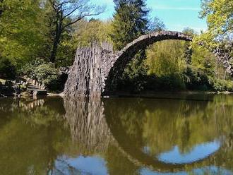 Ďábelsky dokonalý most obklopuje rajský park