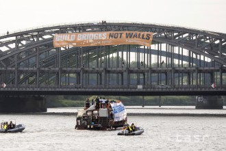 Aktivisti rozvinuli nad Labe v Hamburgu pútač: Budujte mosty, nie múry