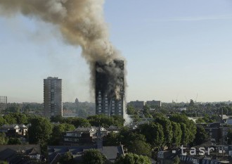 Britská premiérka určila hlavného vyšetrovateľa požiaru Grenfell Tower