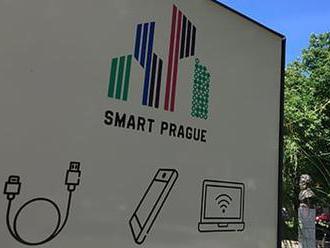   Praha má kromě Wi-fi na zastávkách MHD i první chytré lavičky. Lidé o nich moc neví