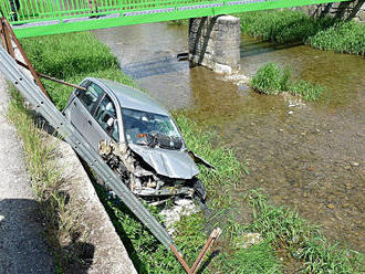 Dopravná nehoda v obci Jasenica: FOTO Osobné auto spadlo do potoka