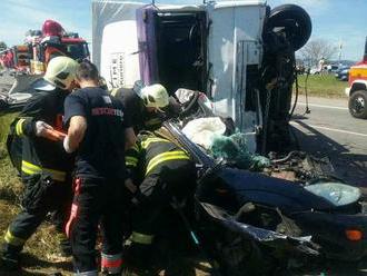 FOTO Čierna nedeľa pri Trenčíne: Auto sa zrazilo s dodávkou, štyria mŕtvi!