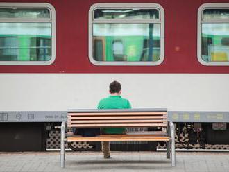 Žena   sa zabudla vo vlaku: Vyskočila za jazdy, bola to tragická chyba