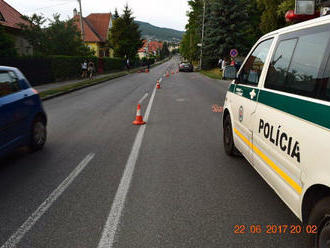 FOTO Nehoda v Nitre, vodič Mercedesu zrazil dvoch cyklistov: Polícia hľadá svedkov