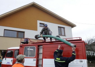 Hasiči odčerpávajú vodu z pivníc po prietrži mračien v Medzilaborciach