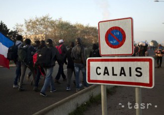 Potýčka medzi migrantmi v Calais si vyžiadala viacero zranených