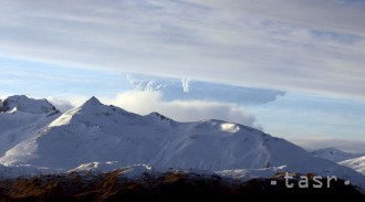 Aljašska sopka Bogoslof krátko vybuchovala, vymrštila mračno popola